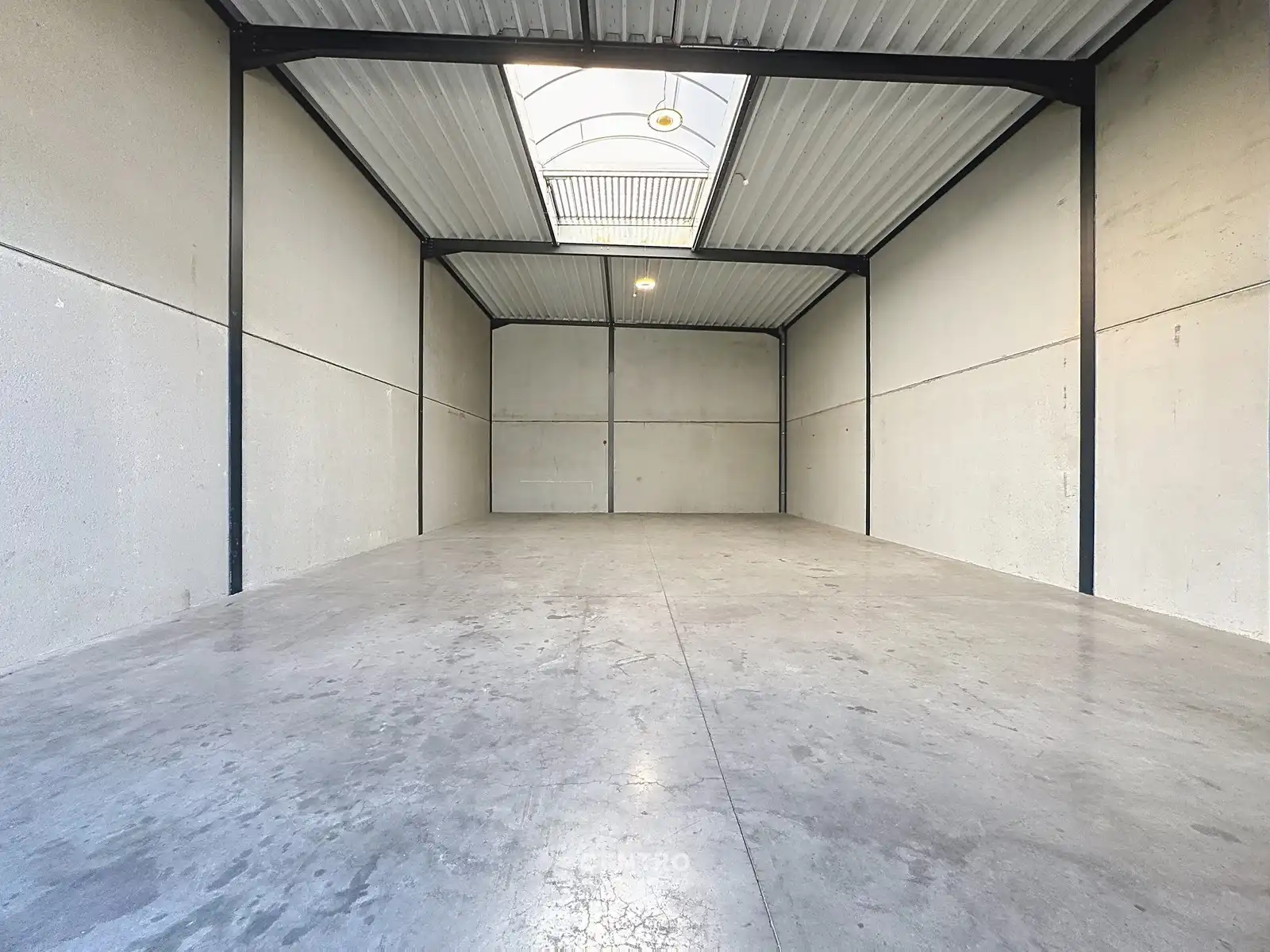 Goed GEISOLEERD MAGAZIJN (180m2) TE HUUR, inclusief private parkeerplaats voor de deur en vrije hoogte 6m op ambachtelijke zone te Ingelmunster. foto 6