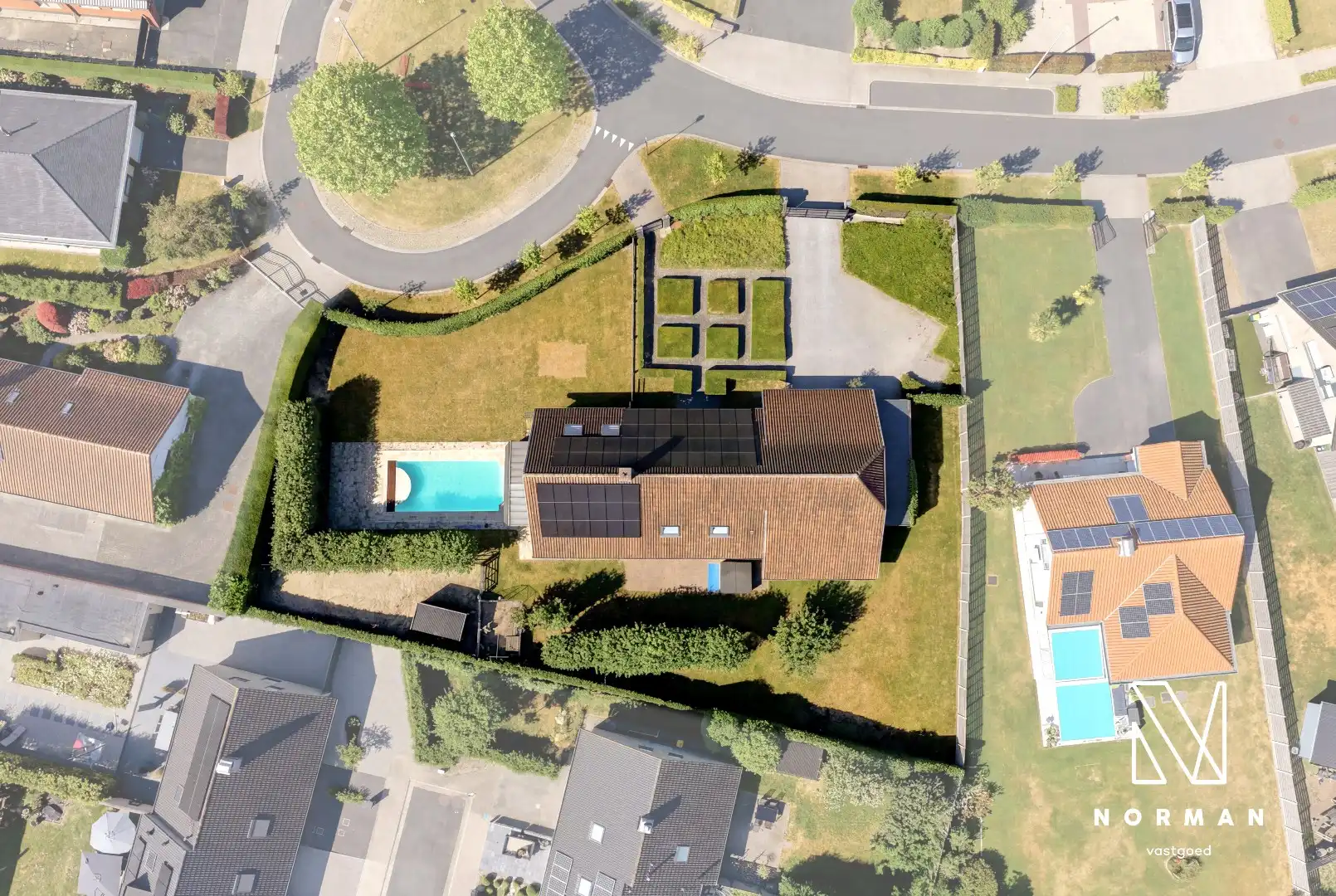 Hoofdfoto van de publicatie: Villa met zwembad op een perceel van 1.598 m²