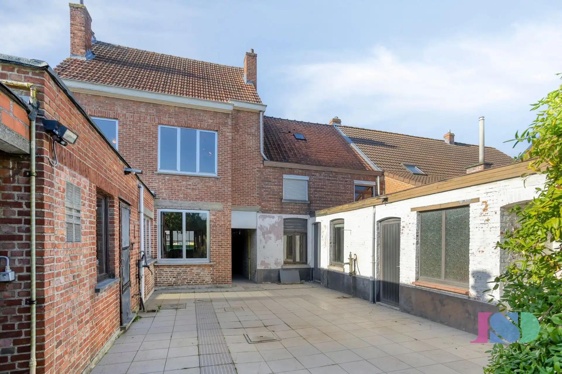 Te renoveren woning met potentieel foto 32