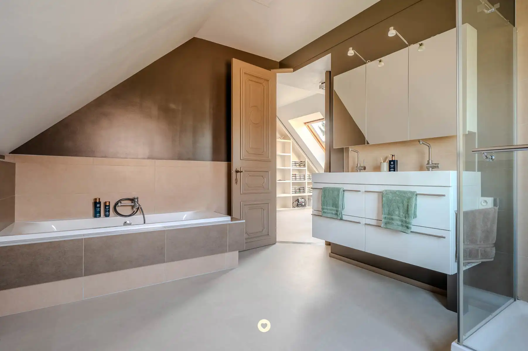 Karaktervolle hoeve met zwembad, bijgebouw op 1.300 m² grond foto 18