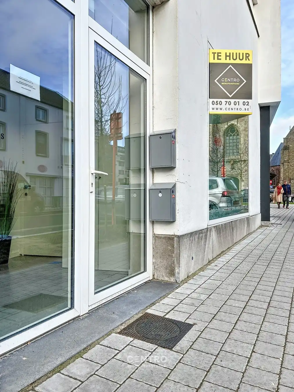 Lichtrijke KANTOOR / PRAKTIJKRUIMTE  ± 40m² te HUUR in het centrum Roeselare. foto 2