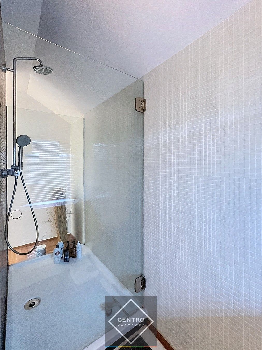 Prachtig BEDRIJFSPAND, bestaande uit MAGAZIJN (576m2 + tussenverdieping), BURELEN en instapklare, alleenstaande WONING. Op ambachtelijke zone te Aalter. foto 30