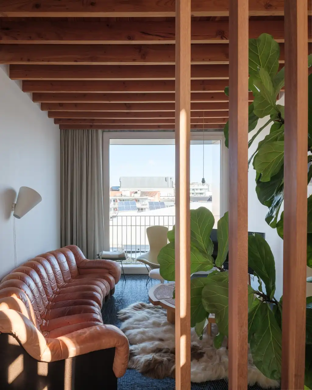 Architectuur, centrum Gent – Genereuze split-level woning met bijzondere ruimtelijkheden, dakterras, en achterliggende polyvalente praktijkruimte. foto 6