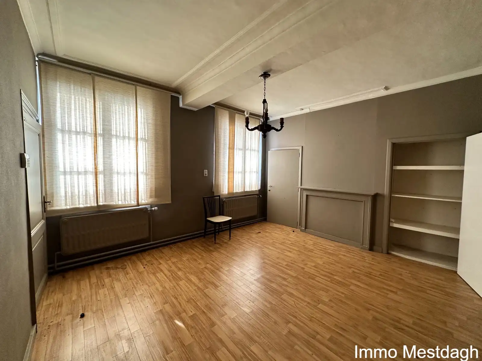 In de schaduw van de kerktoren bevindt zich deze mooie historische idyllische unieke pastorie.   foto 46