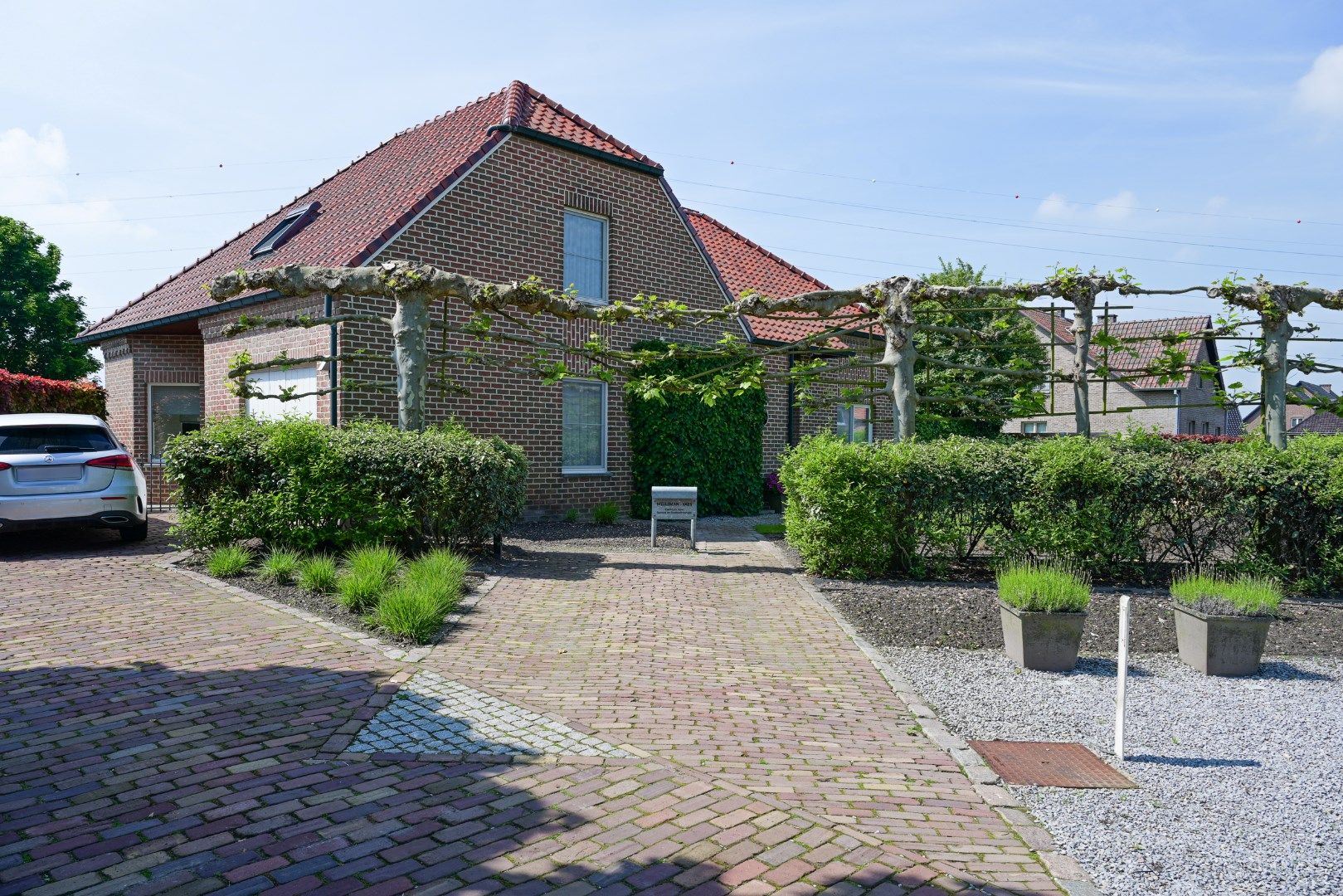 Luxueus afwerkt landhuis met 4 slaapkamers en mooi verzorgde tuin   foto {{pictureIndex}}