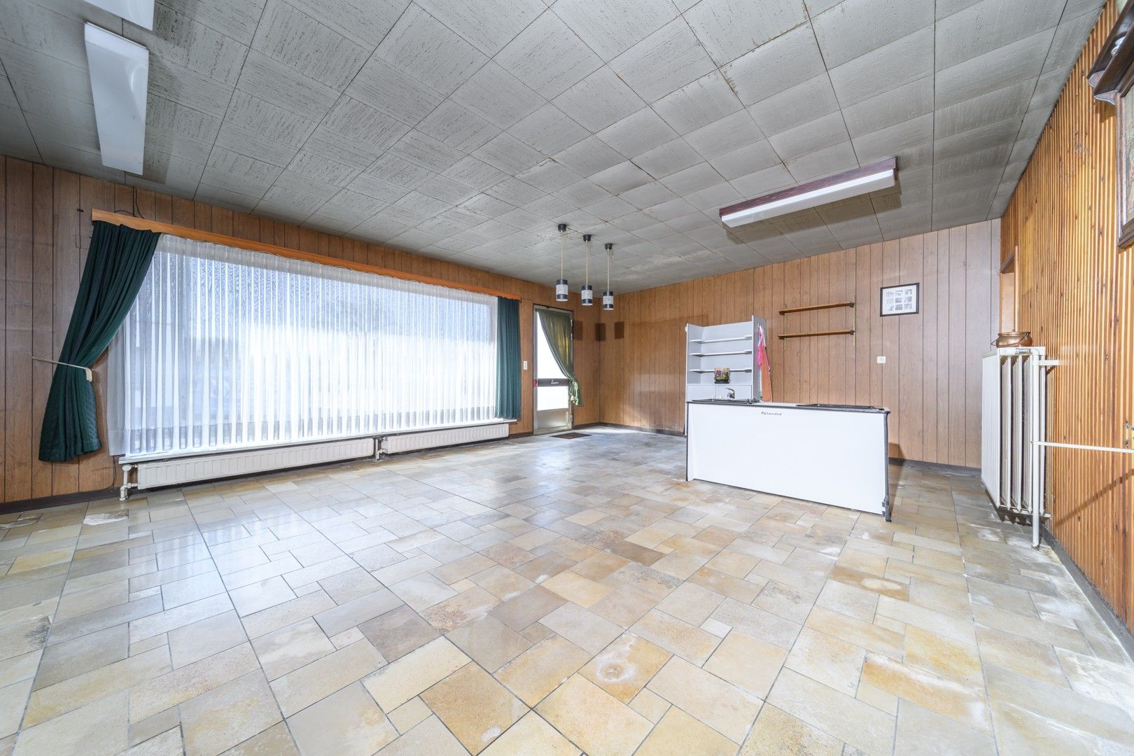 Centraal gelegen, ruime te renoveren gezinswoning foto 12