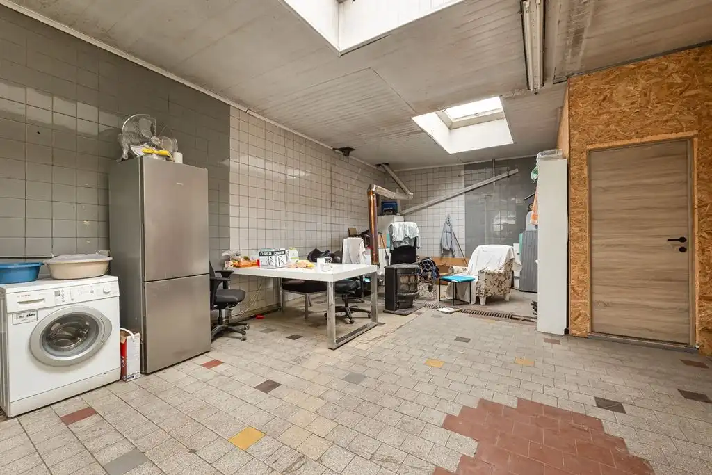 Magazijn met woning foto 6