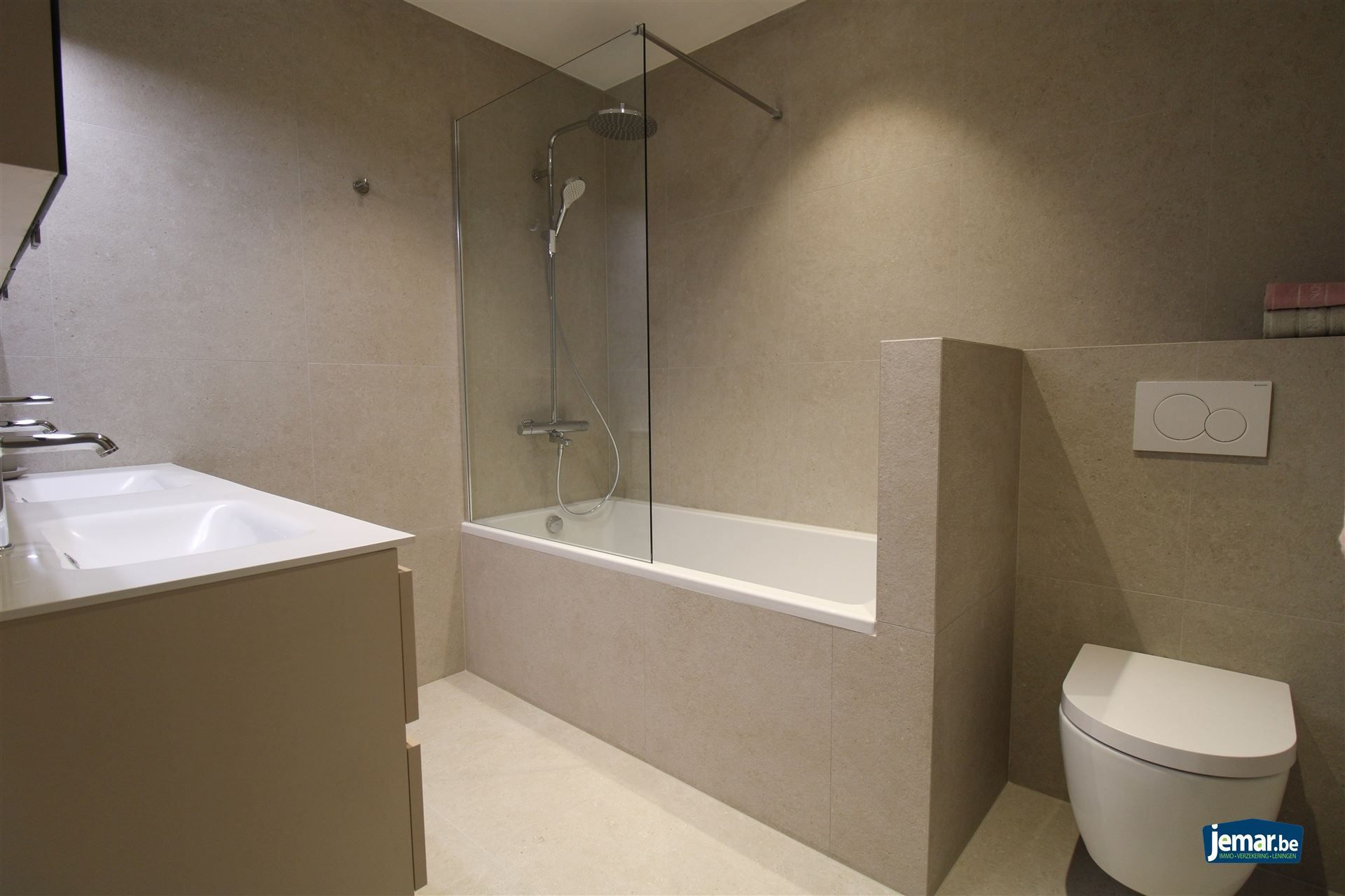 Instapklare gezinswoning met 5 slaapkamers gelegen op ruim perceel met verwarmd zwembad op ideale locatie te Maasmechelen! foto 14