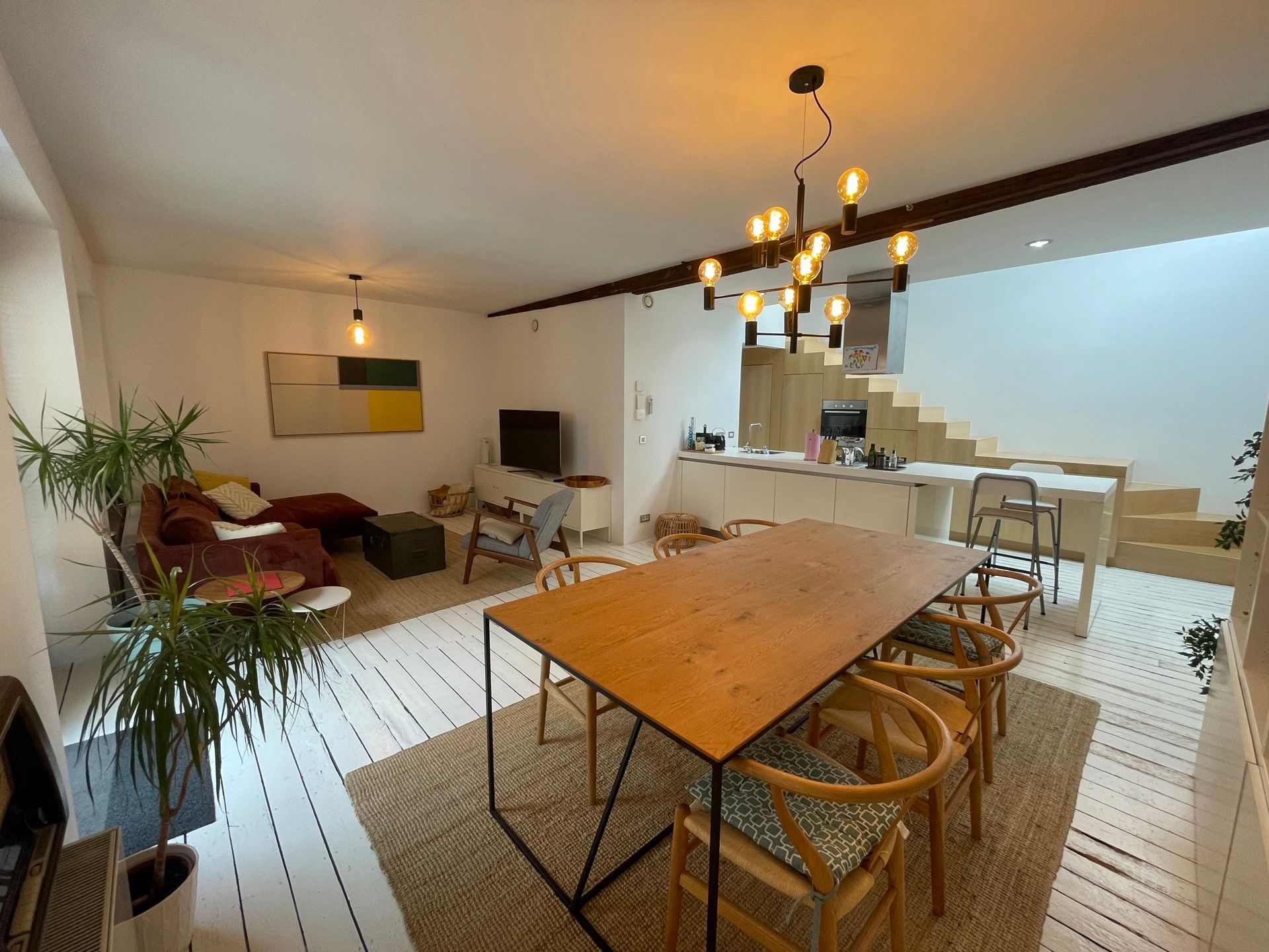 Bemeubelde loft met veel lichtinval foto {{pictureIndex}}