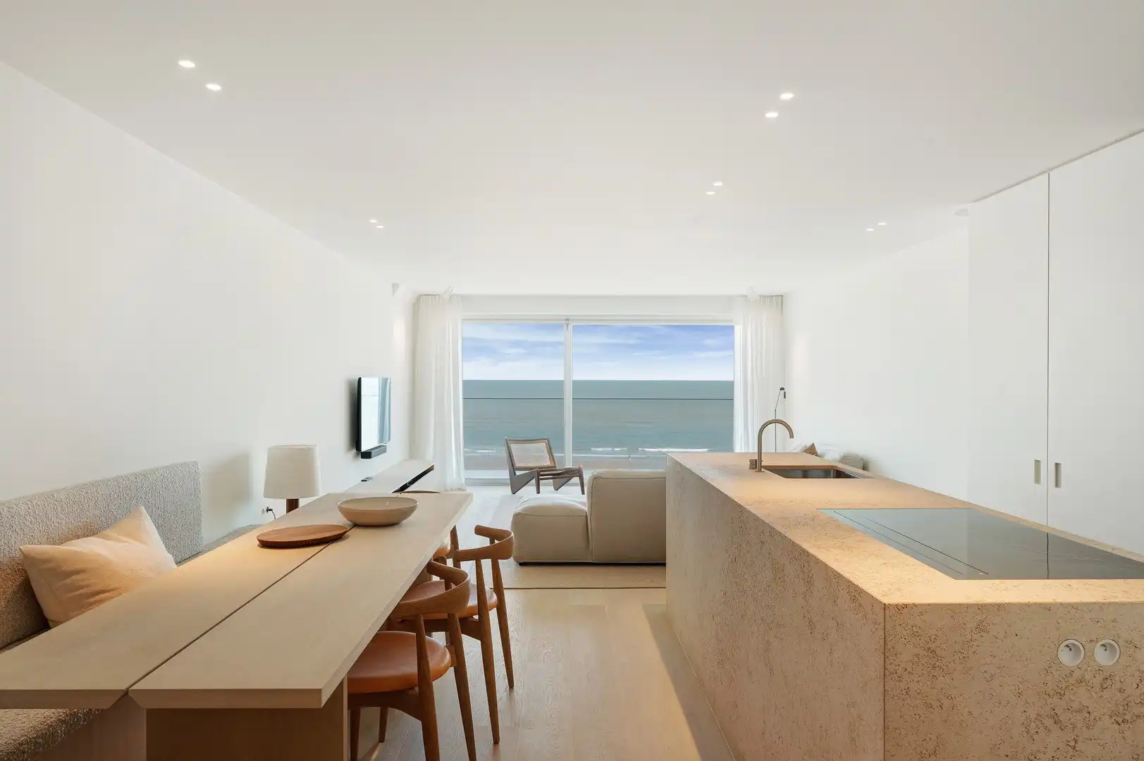Magnifiek appartement op de wandeldijk in het Zoute, met adembenemend frontaal zeezicht. foto 3