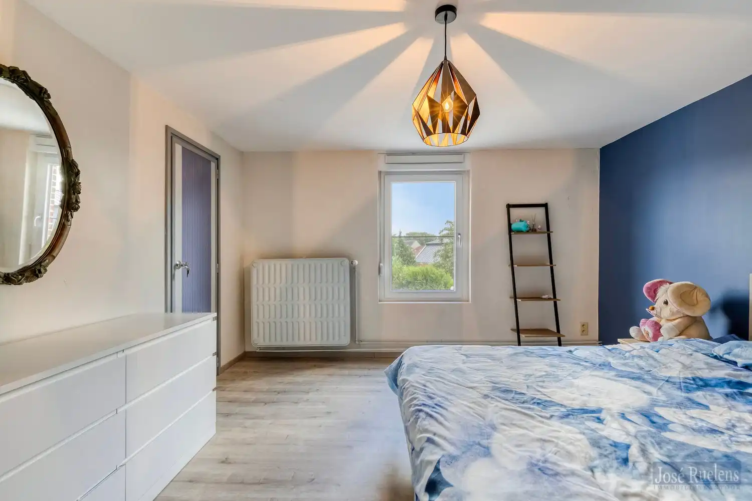 Goede gelegen gezinswoning met zij-ingang en grote tuin. foto 17