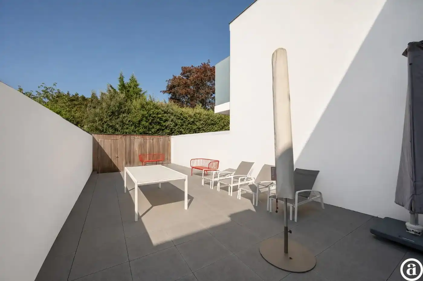 Recente woning aan het karaktervolle Oosthoekplein.          foto 14