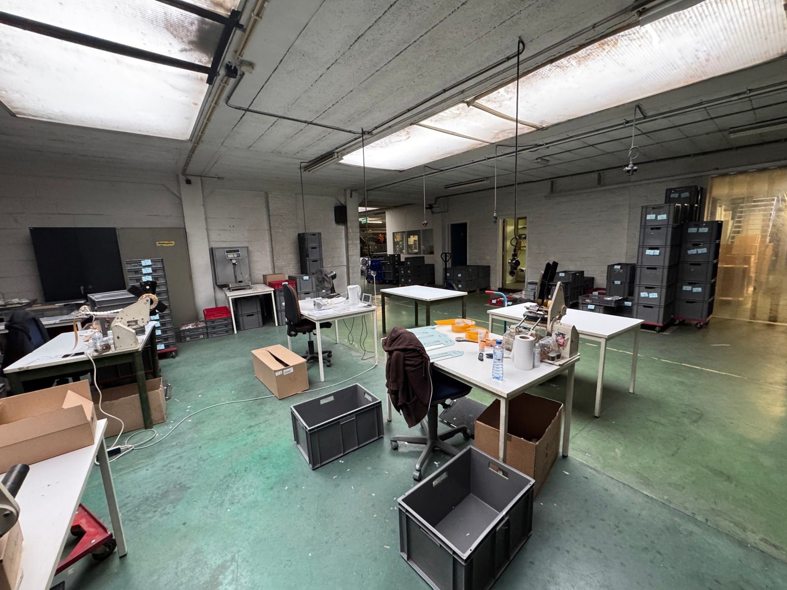 Grote magazijnruimte/atelier met kantoor te koop in Deurne  foto 29