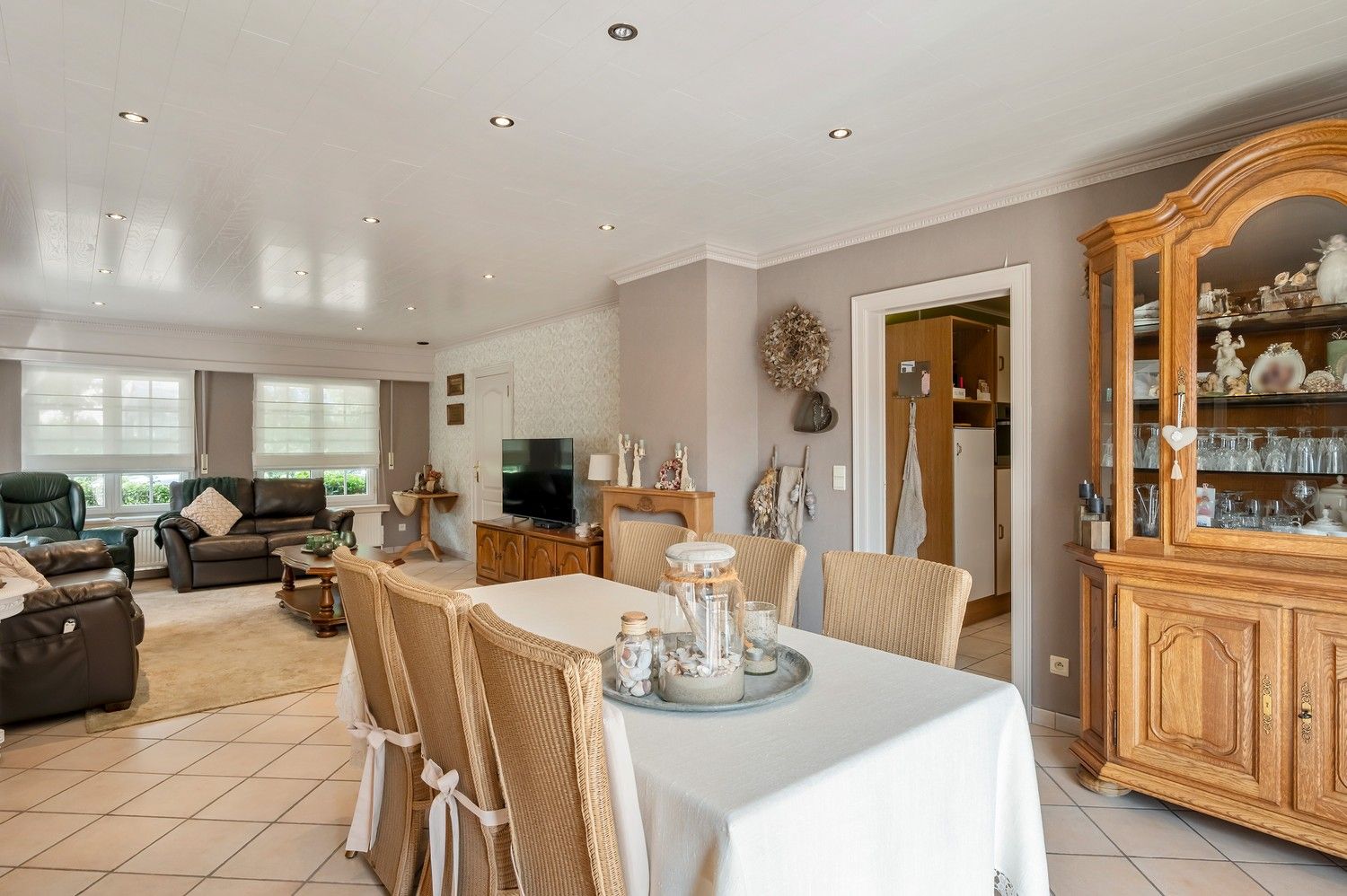 Ruime gezinswoning op breed en groot perceel van 1122m² foto 8