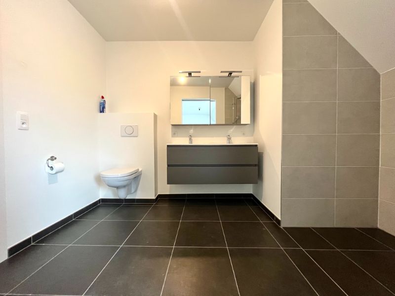 ENERGIEZUINIG DAKAPPARTEMENT MET TWEE SLAAPKAMERS EN GARAGE TE HUUR foto 7