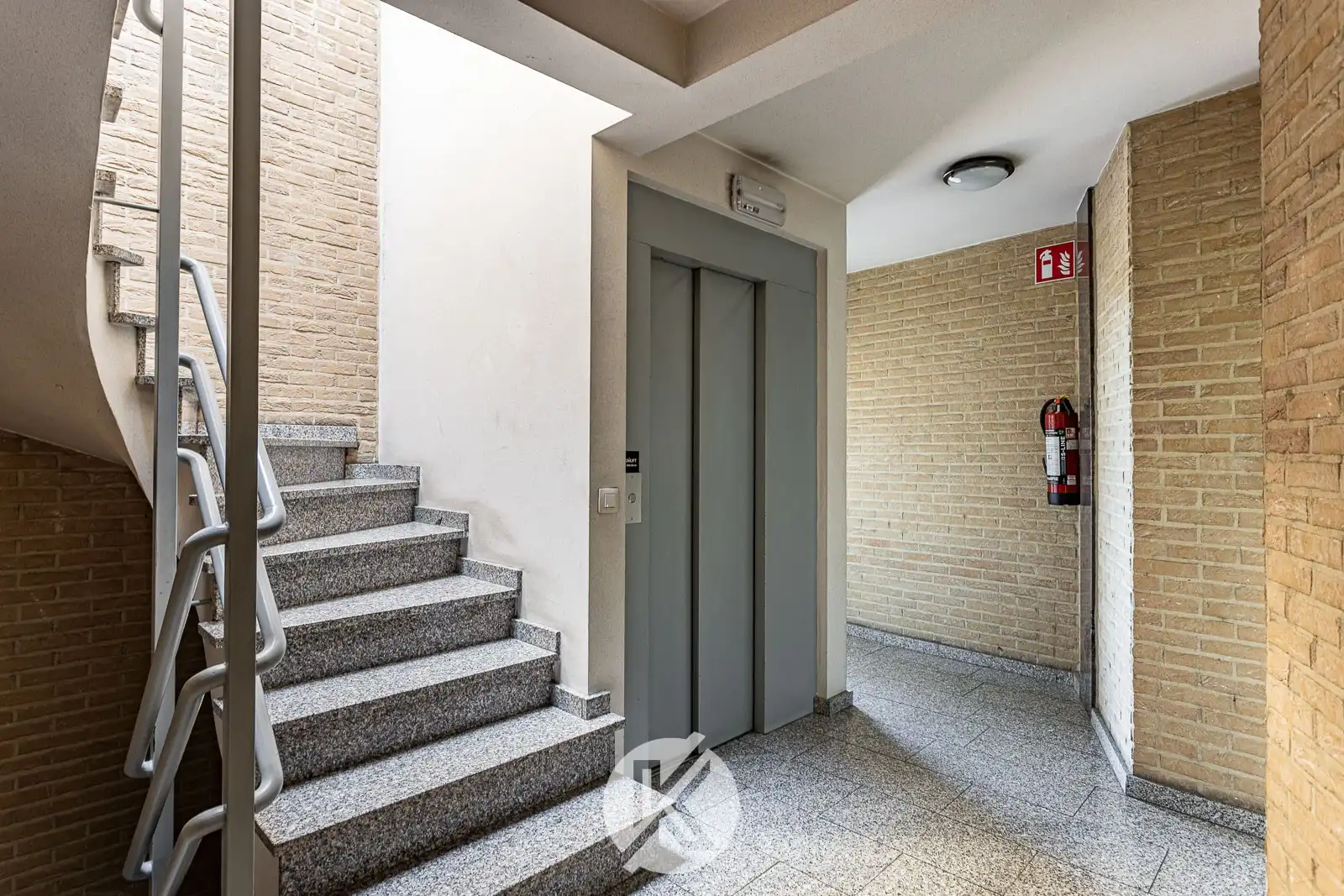 Lichtrijk appartement met parkeerplaats nabij het centrum foto 3