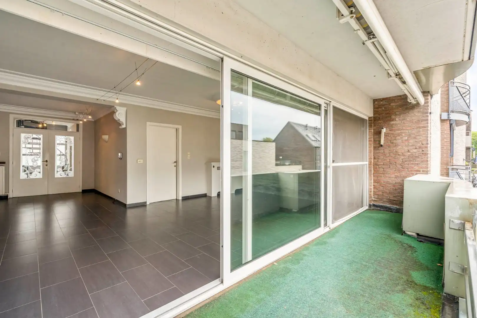 Comfortabel, zeer ruim appartement met 4 slaapkamers, terras en garage in het centrum van Neeroeteren!  foto 17