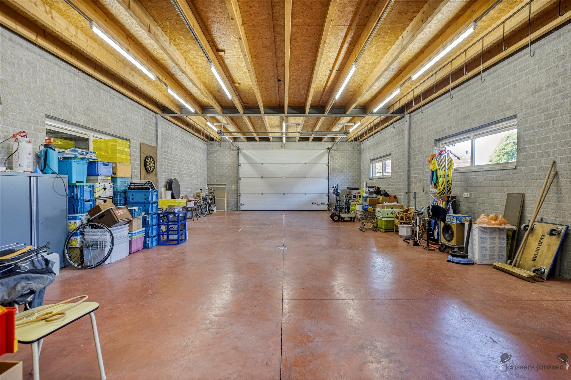 Woning met grote werkplaats  foto 26