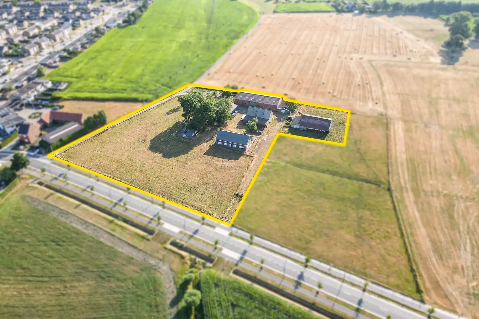 Hoofdfoto van de publicatie: Hoeve "De Roeste Scheure" op een perceel van ca. 12.762 m² te Zedelgem