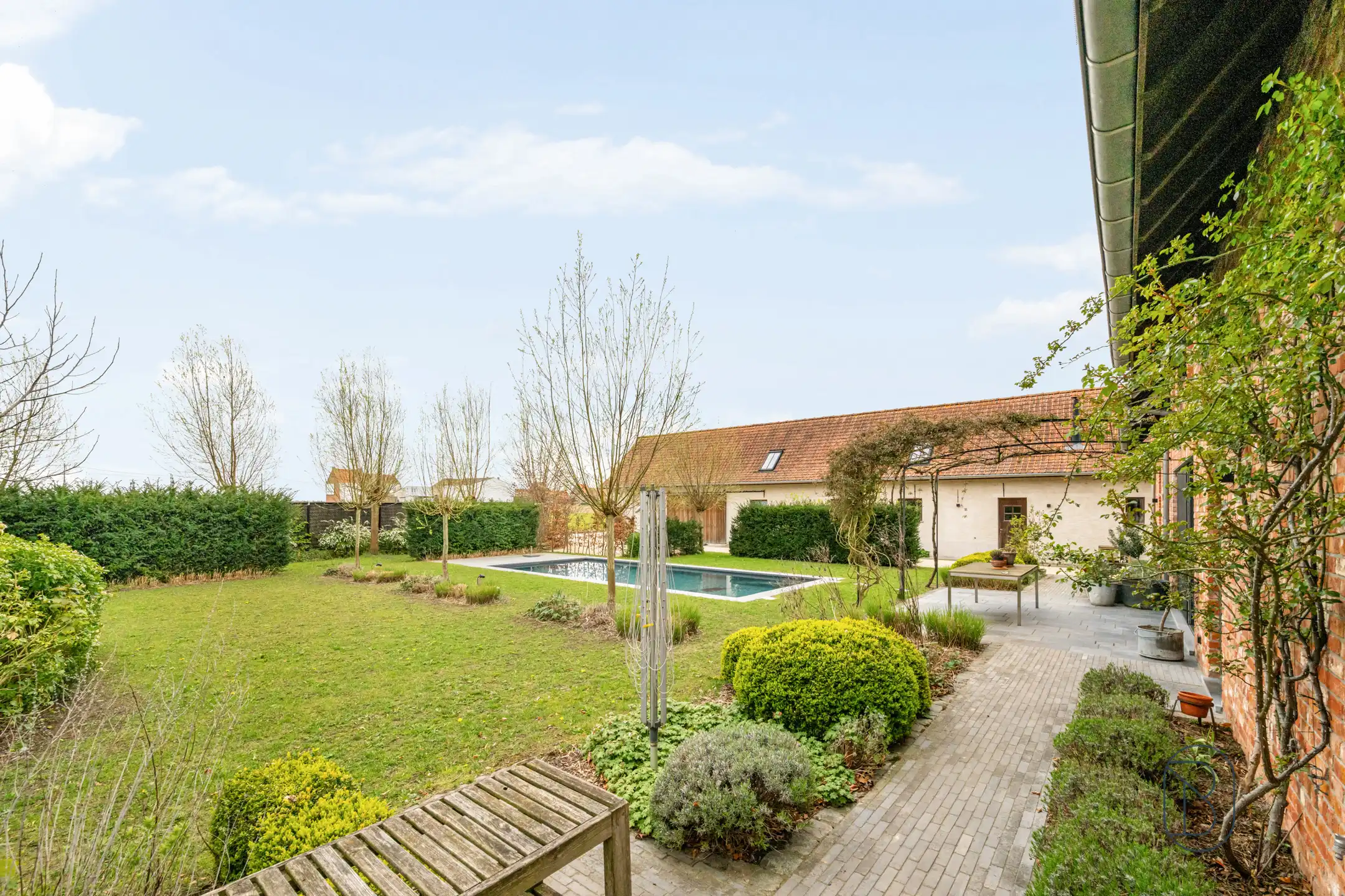 Unieke kans: prachtige woonst met zwembad + bedrijfsgebouw foto 3