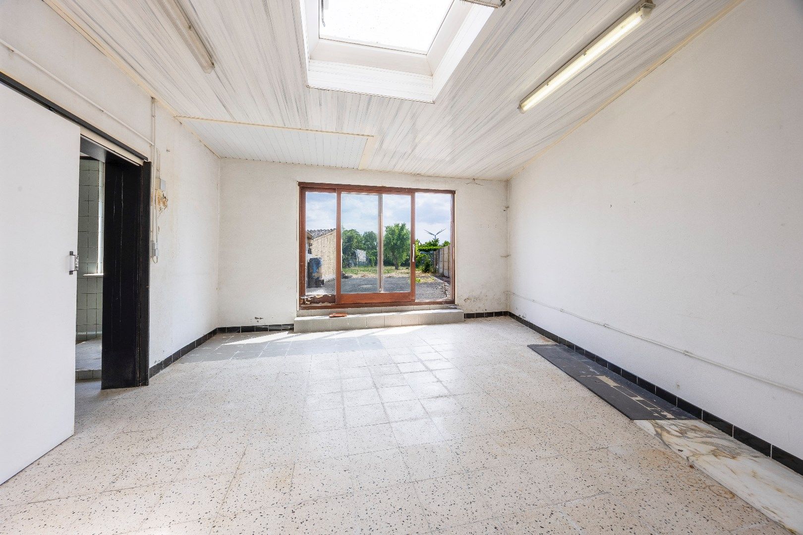 Te renoveren woning met garage en tuin  foto 7