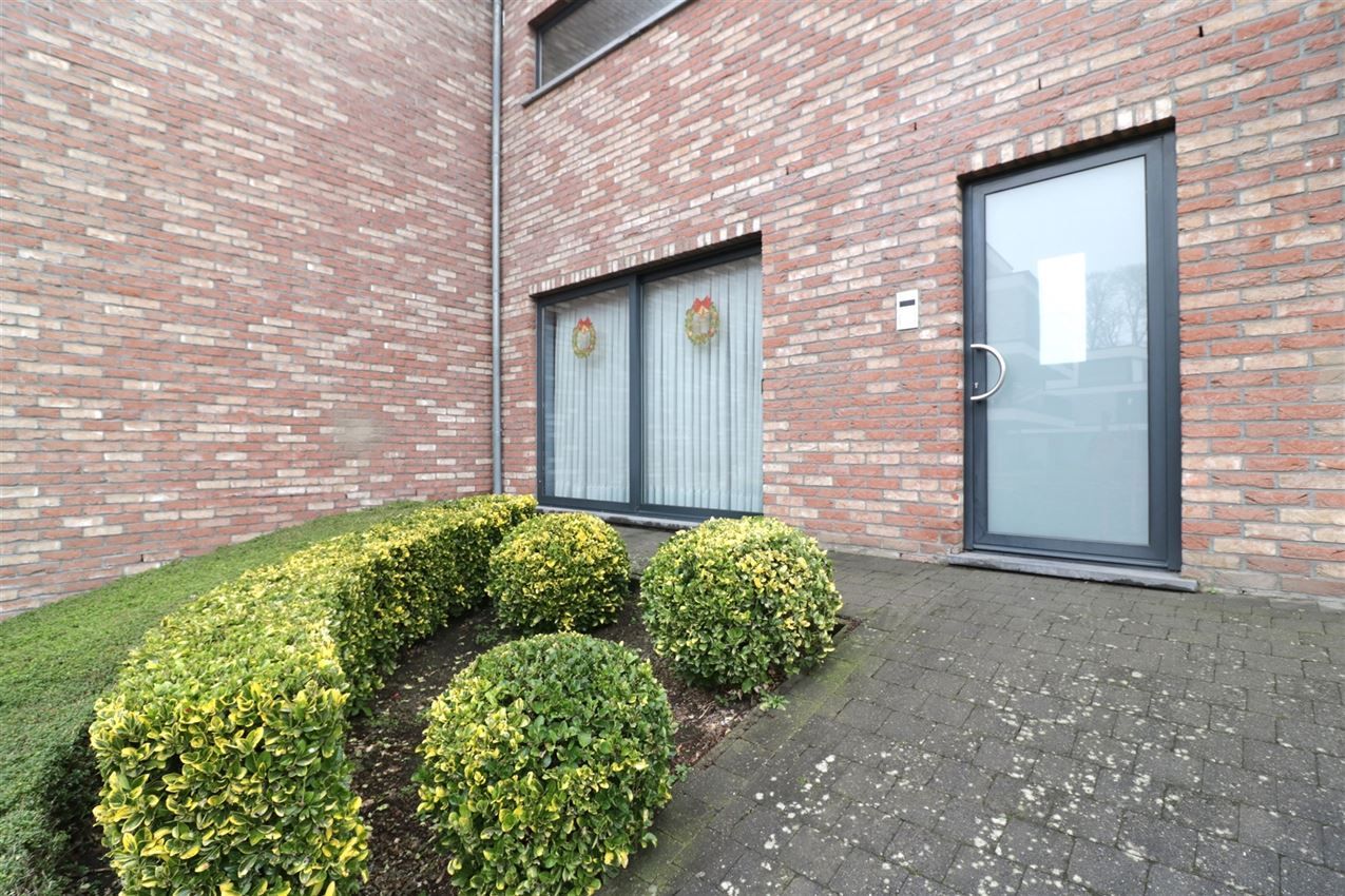 Duplex-appartement met 2 slpk., terras, autostaanplaats in centrum foto 27