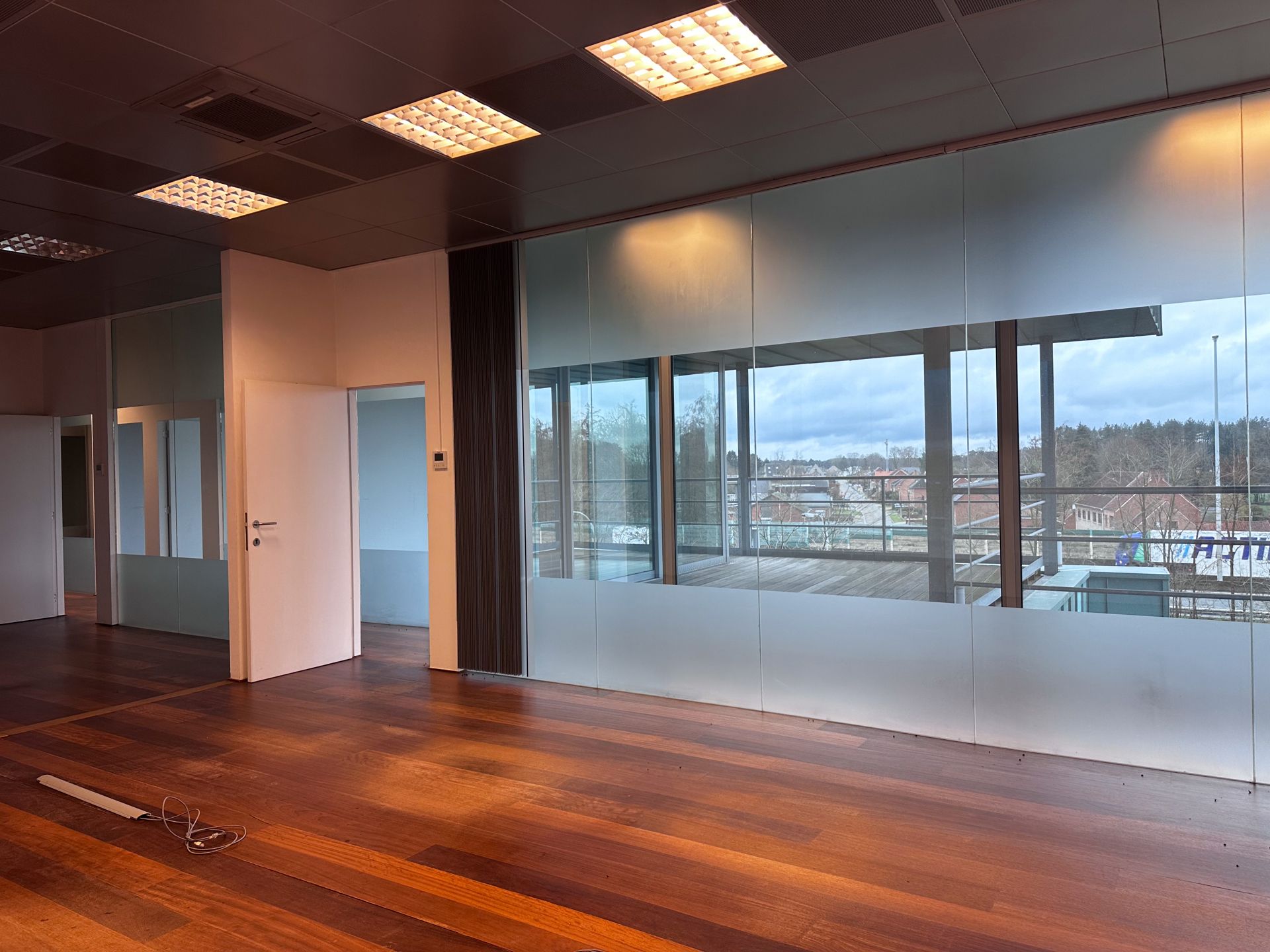 Modern Kantoor met Uitzicht en Strategische Ligging foto 14