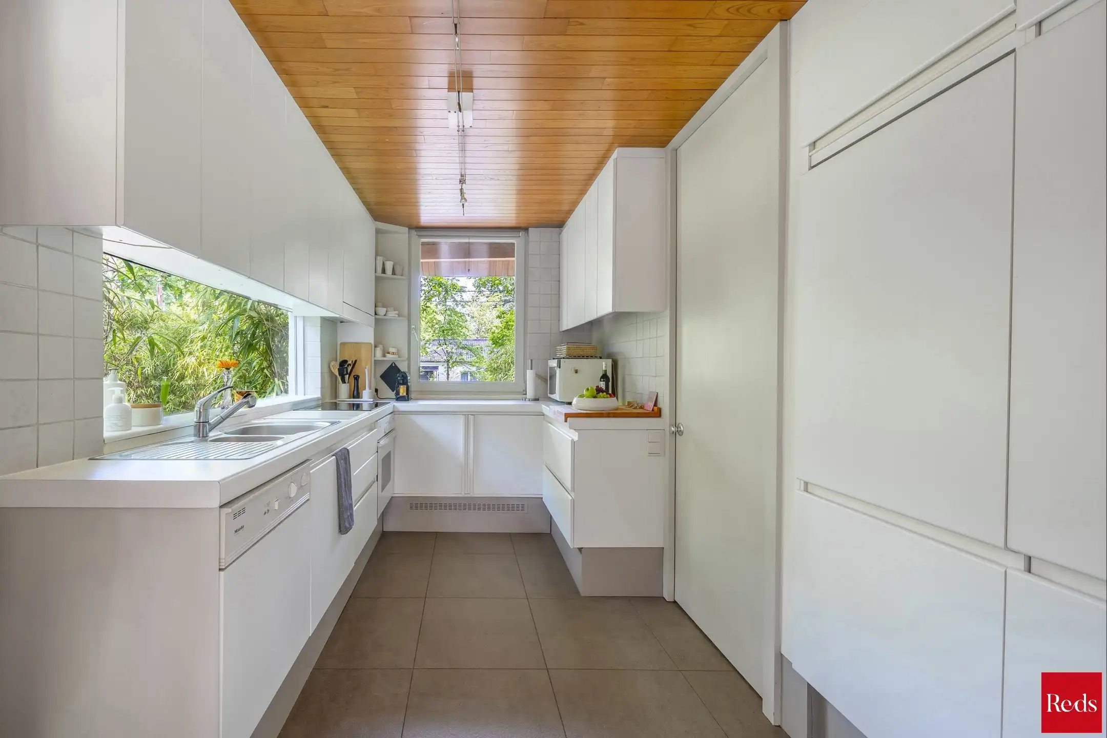 Architecturale woning in het groen met veel licht foto 12
