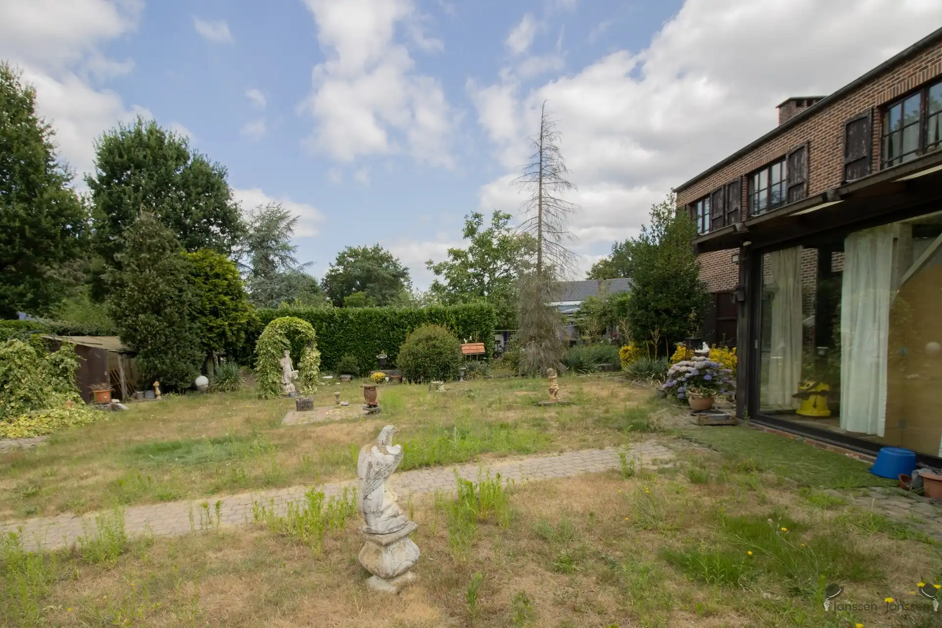 Ruime op te frissen villa met 2 keukens, 2 badkamers en min. 5 slaapkamers op 1.157 m² foto 3