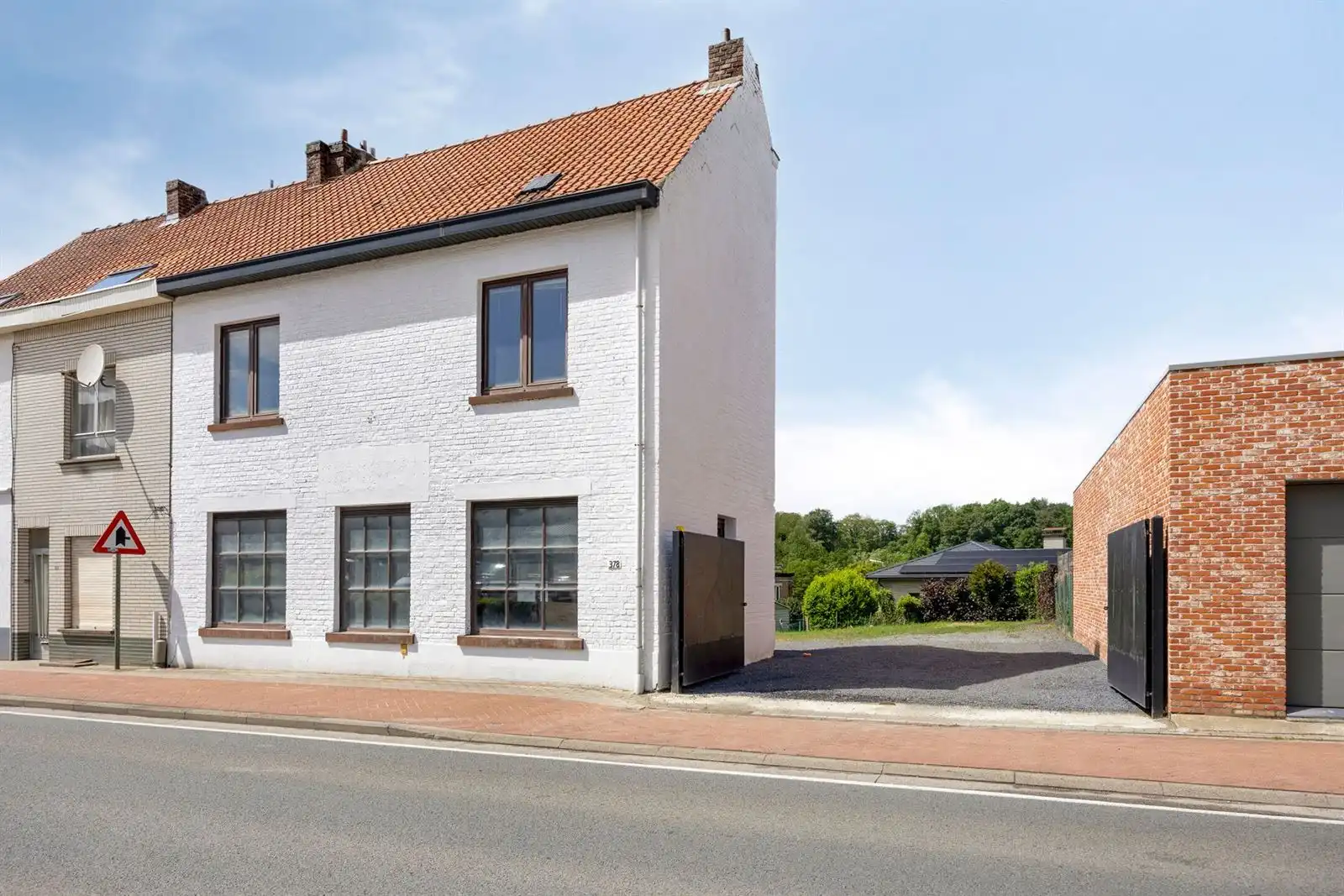 Hoofdfoto van de publicatie: Af te werken 3-gevel woning ( met mogelijkheid tot 4 ruime slaapkamers) te Alsemberg 