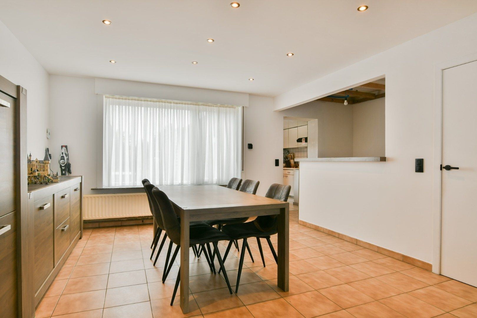 Gerenoveerde woning met 4 slaapkamers in het centrum van Eernegem foto 4