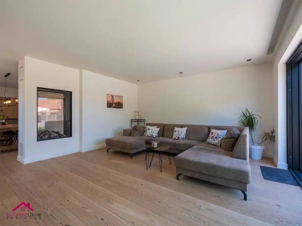2 woningen in gesloten bebouwing, met handelsruimte, tuin en carport voor meerdere wagens, gelegen in het centrum foto 47