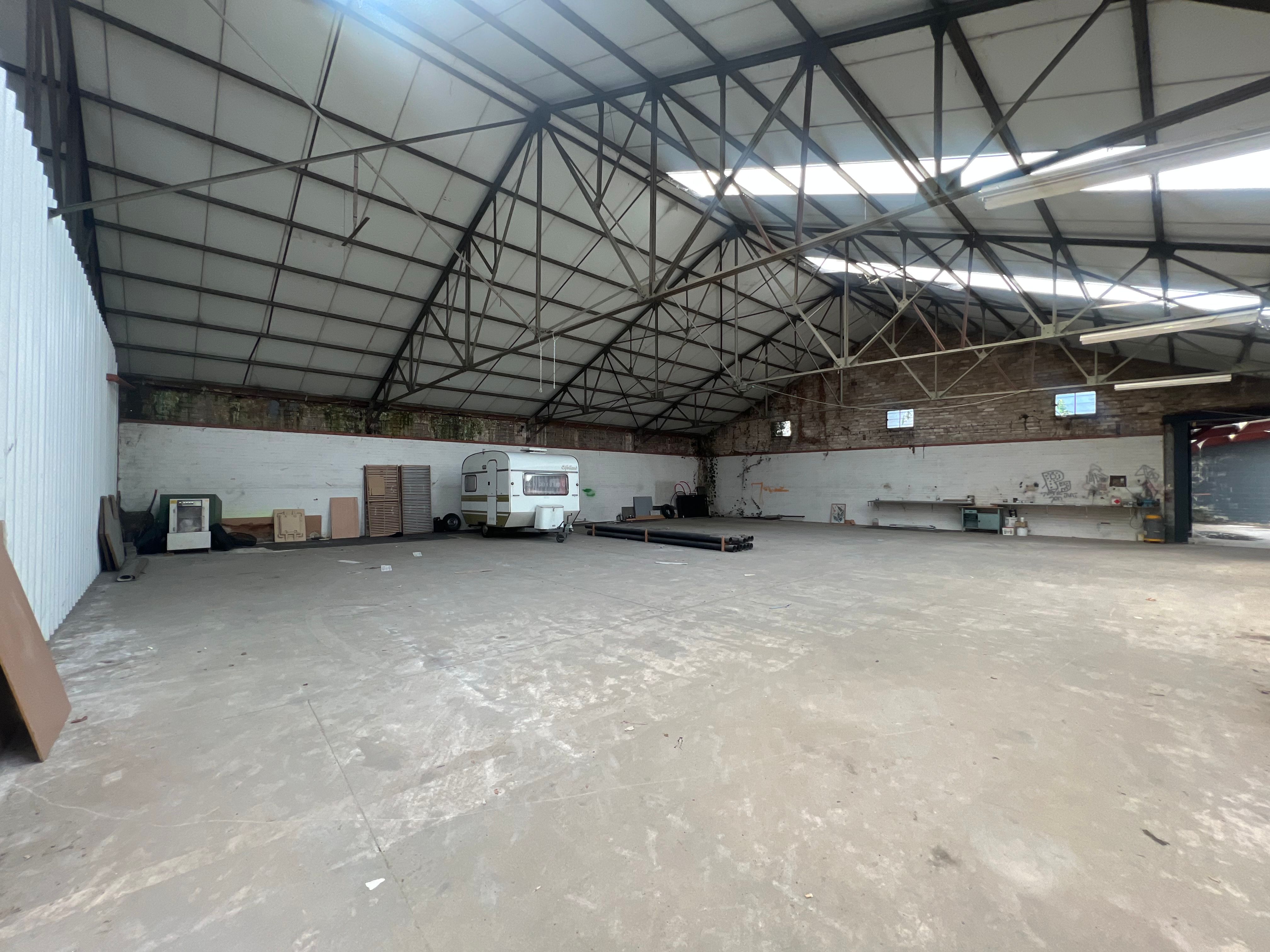 Ruim magazijn (1500m²) op perceel van 1920m²! foto 7