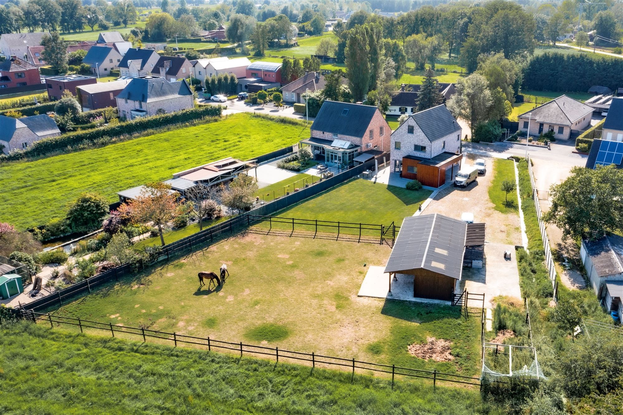 Recente OB met 4 slk op 2200 m² met 2 paardenstallen foto 1