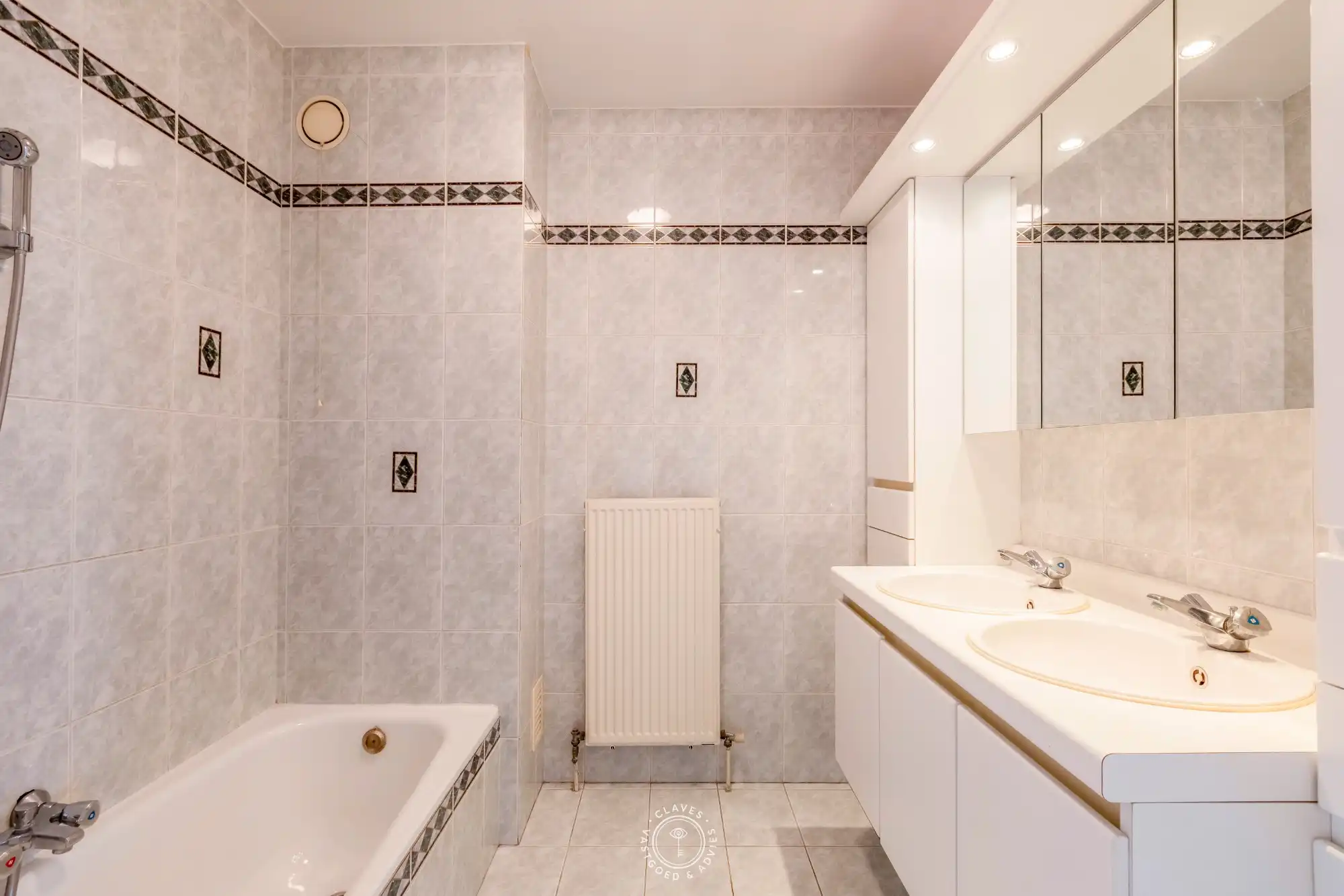 Centraal gelegen appartement met drie slaapkamers en veel lichtinval foto 16