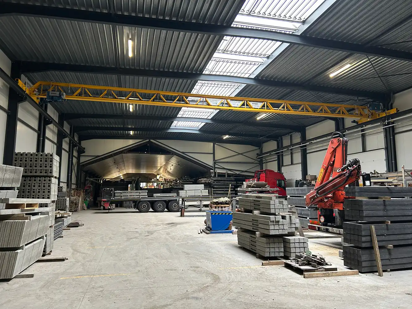 BEDRIJGSPANDEN MET KANTOREN EN MACHINES EN ROLLEND MATERIEEL foto 13