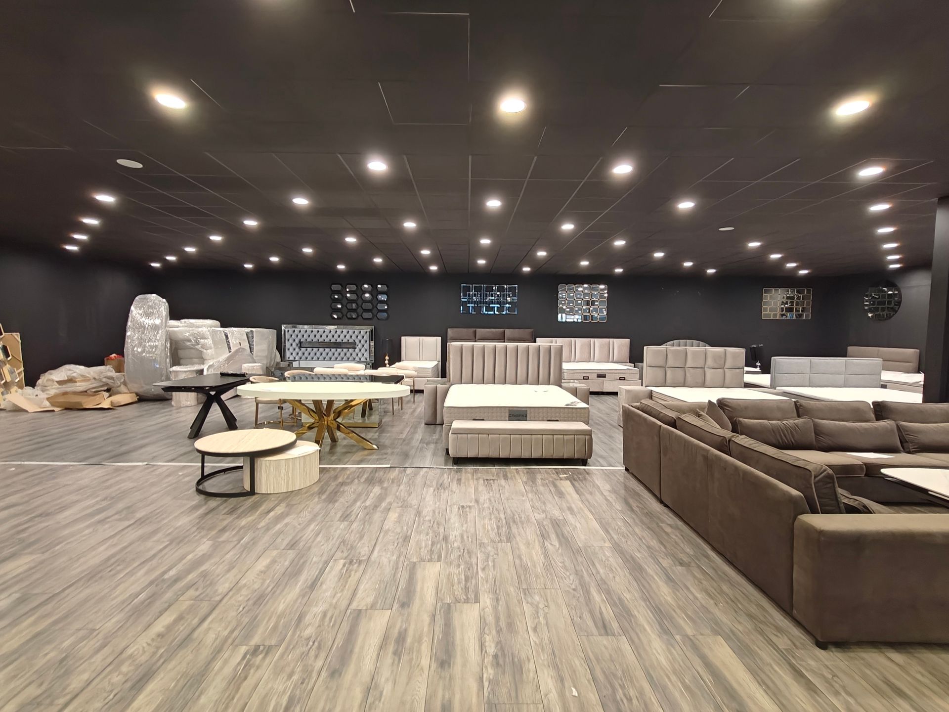 Te Huur: Showroom - 990 m² aan commerciële ruimte te Schelle foto 4