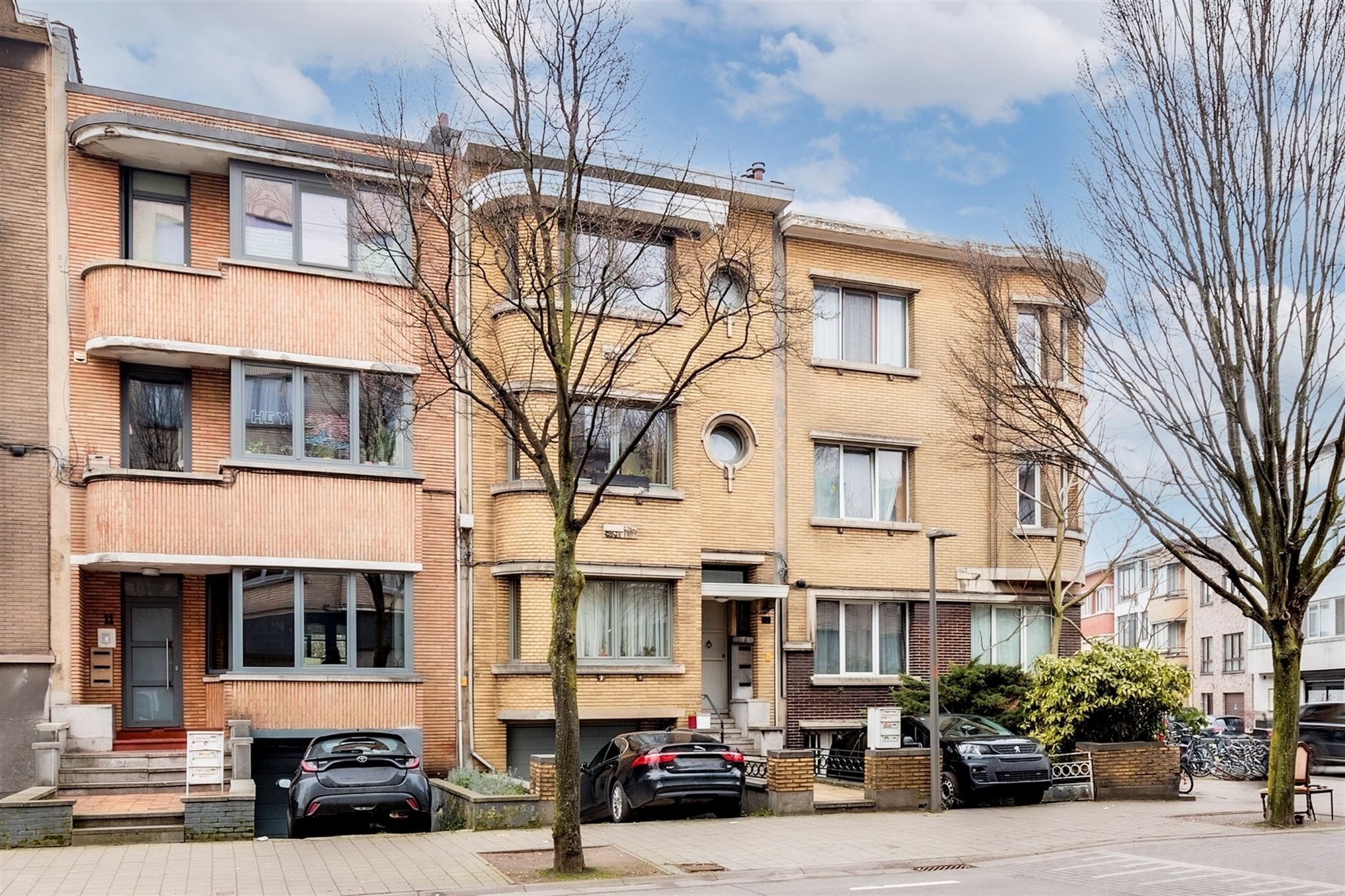Vergund gebouw met 3 appartementen + garage foto 1