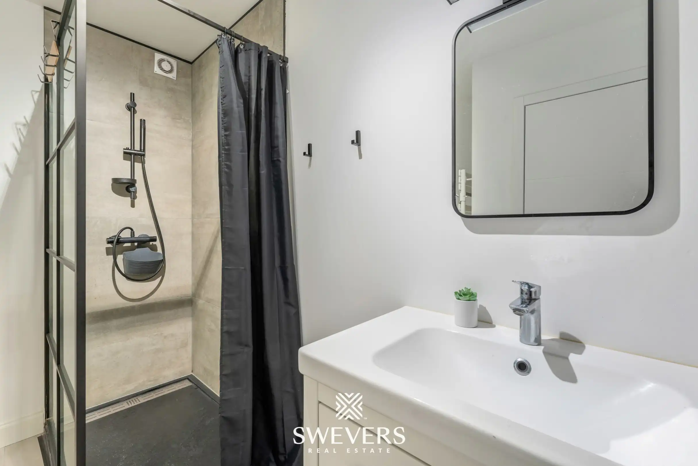 Modern en instapklaar appartement in hartje Genk met uitstekende investeringsopportuniteit foto 13