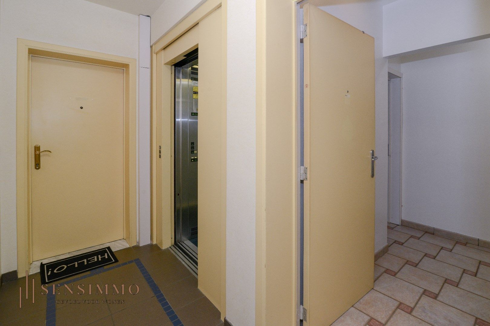 Centraal gelegen appartement in hartje Genk, ideaal voor eigen bewoning of investering! foto 3
