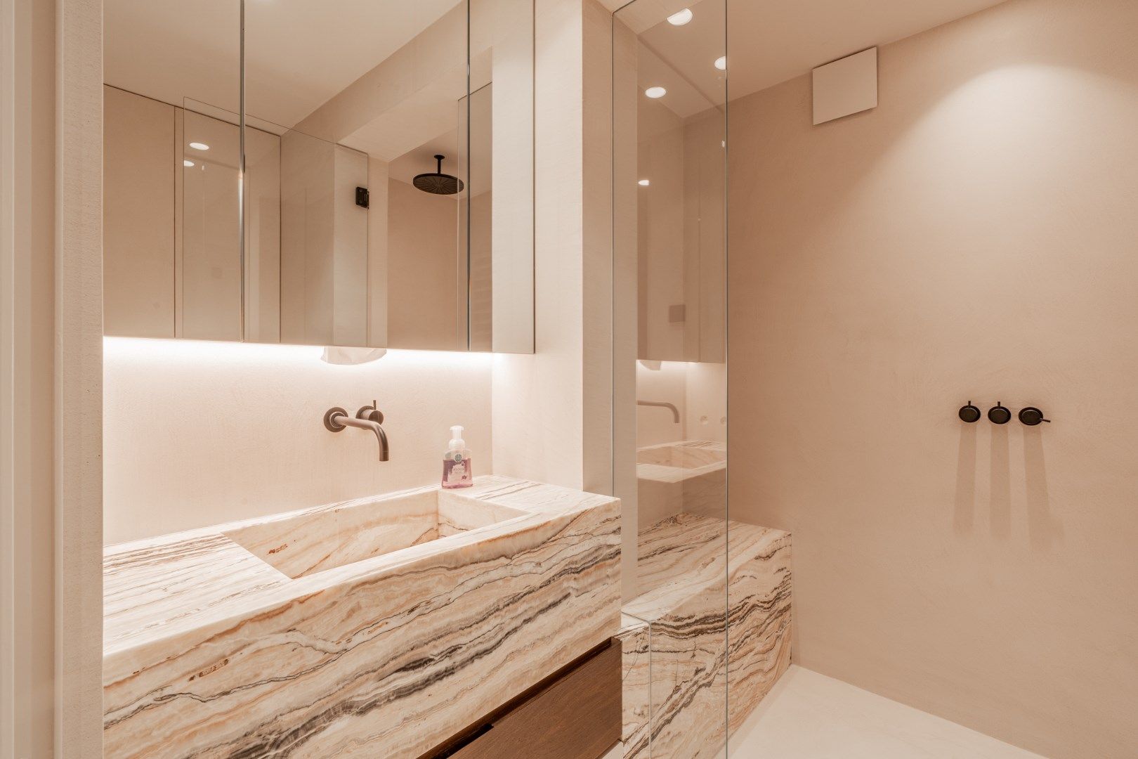 Zeer luxueus en smaakvol afgewerkt 4 slaapkamer appartement met frontaal zeezicht foto 17
