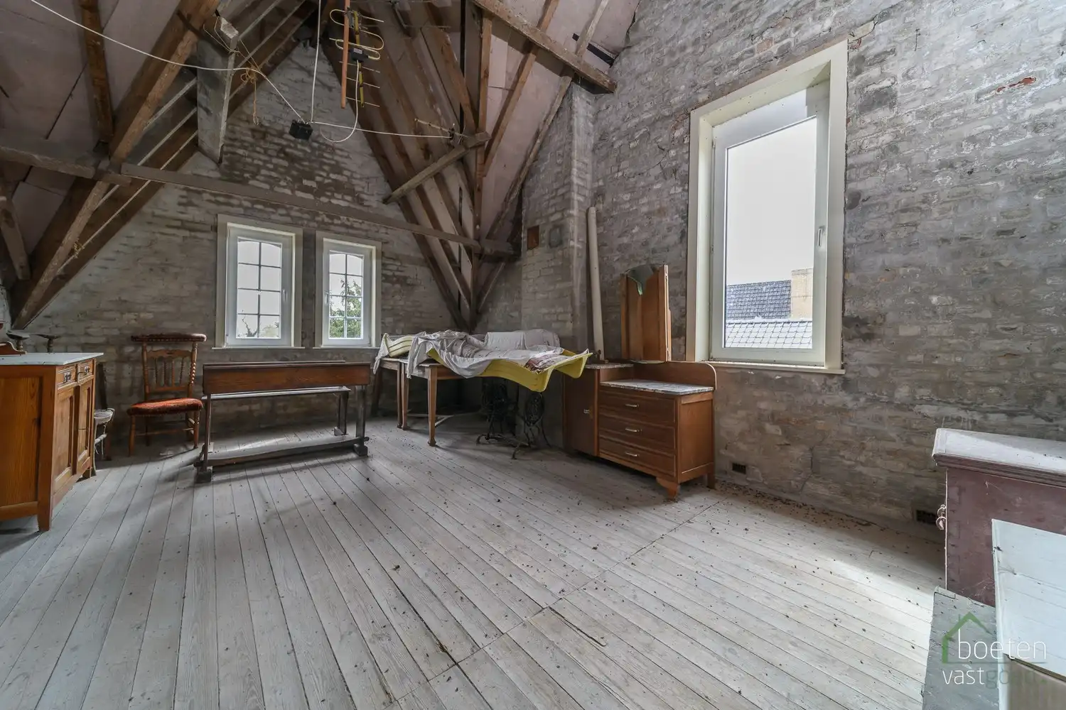 ALVERINGEM: Karaktervolle herenwoning uit het interbellum (jaren 30) met authentieke geveldetails en een warm landelijk interieur op 3.253 m² totale grondopp. foto 21