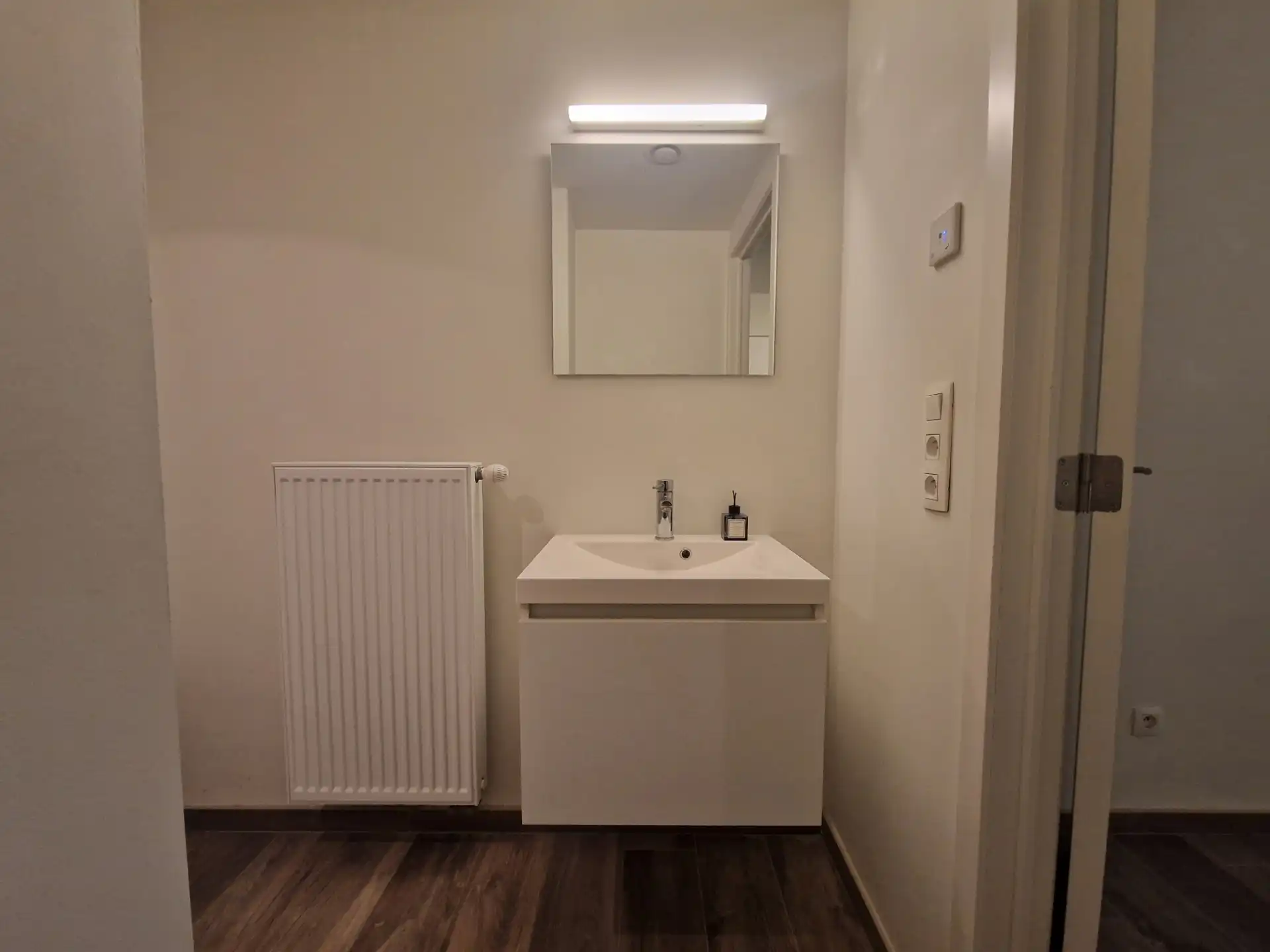 Gelijkvloerse recente studio met terras en eigen sanitair foto 7