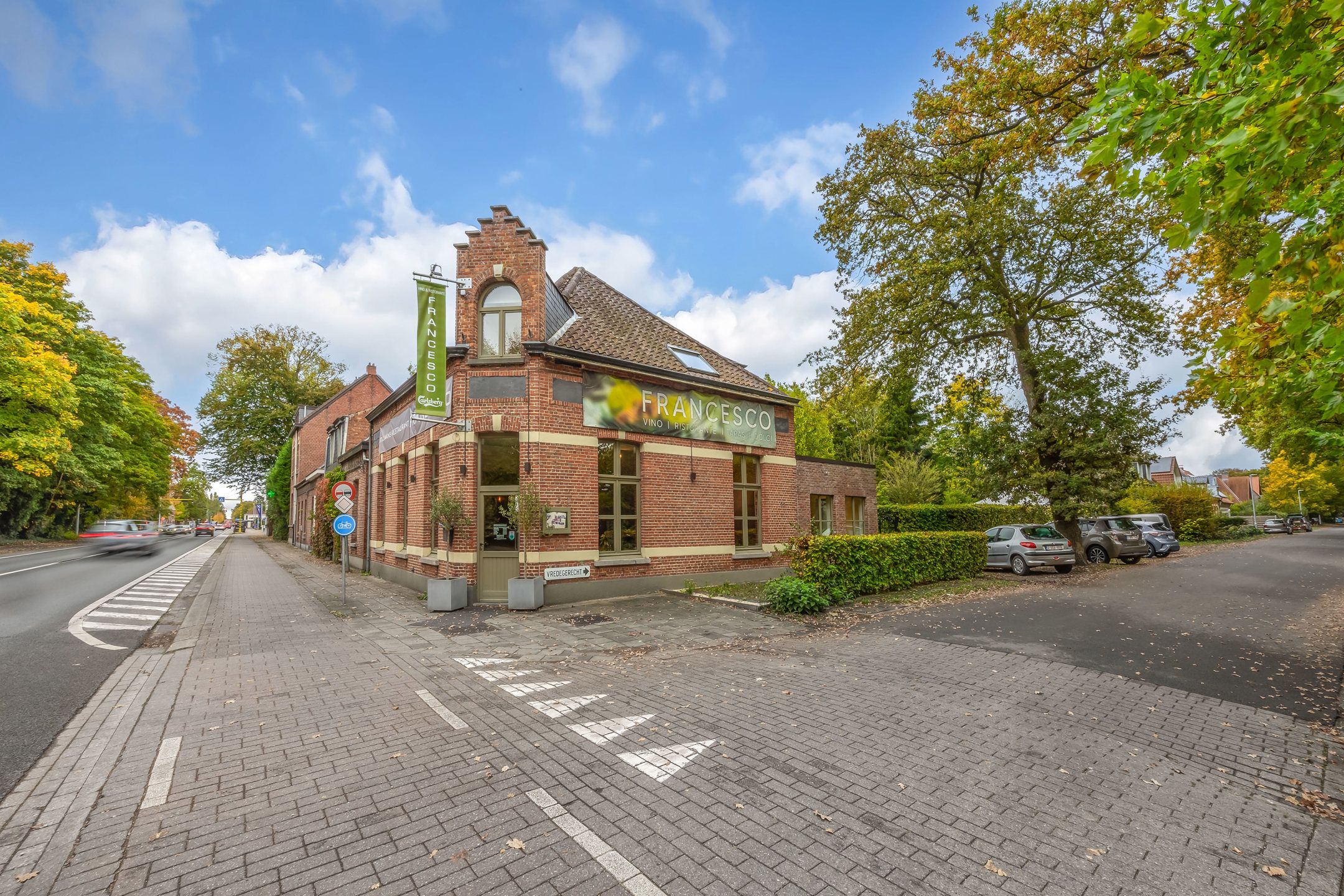 Handelspand met appartement te koop op toplocatie in Kapellen. foto 3