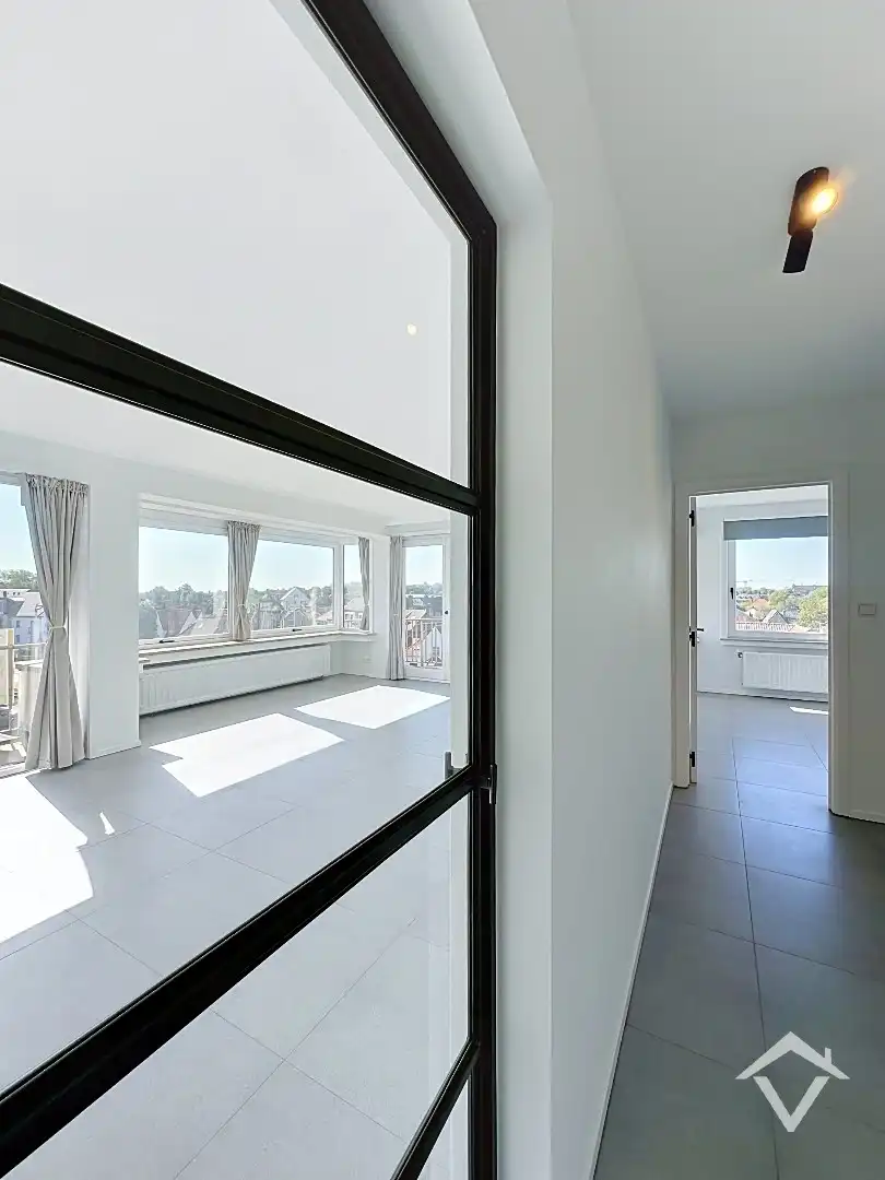VOLLEDIG VERNIEUWD APPARTEMENT MET AUTOSTAANPLAATS OP EEN TOPLOCATIE IN KOKSIJDE foto 4