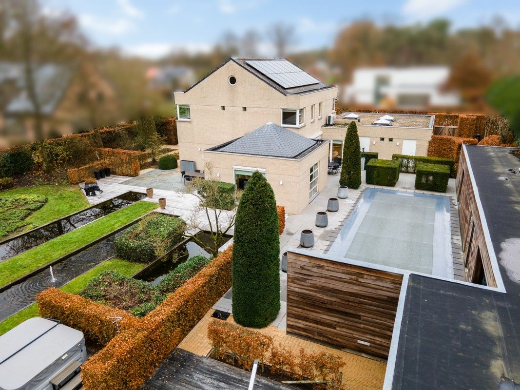 Uitzonderlijke villa op 3451 m² met 5 slaapkamers omgeven door groen. foto 2