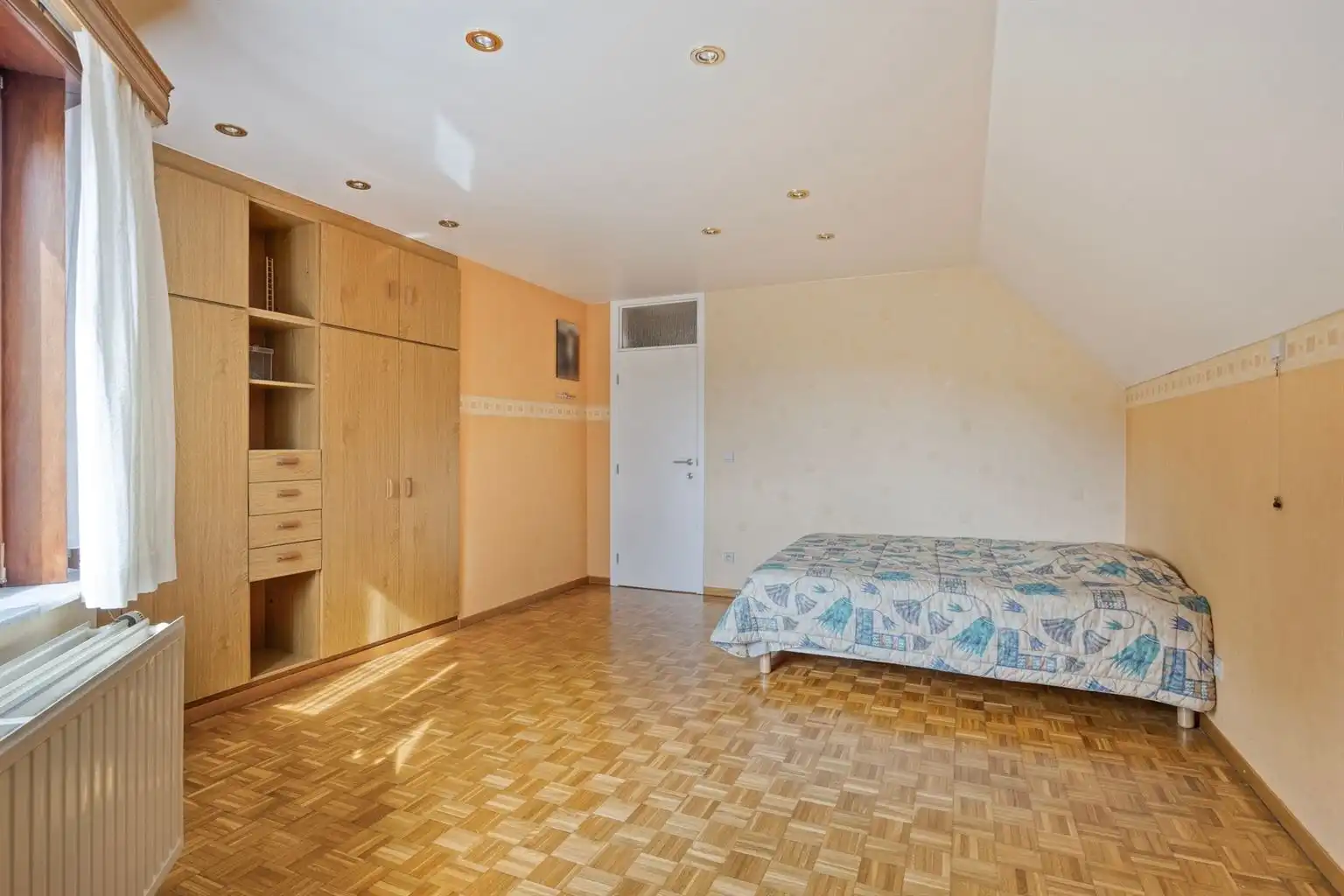 Toffe, vrijstaande split-level woning met 4 slaapkamers, inpandige garage, prachtig aangelegde tuin en zonnepanelen, rustig gelegen in het landelijke Ophoven.  foto 19