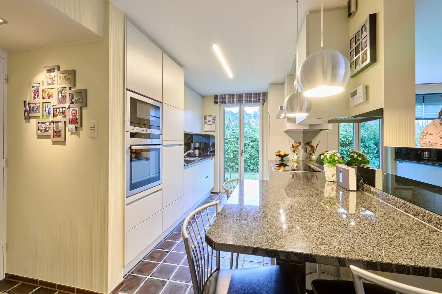 Residentieel en op een uitgestrekt perceel gelegen vernieuwde woning met 3/4 slaapkamers foto 12