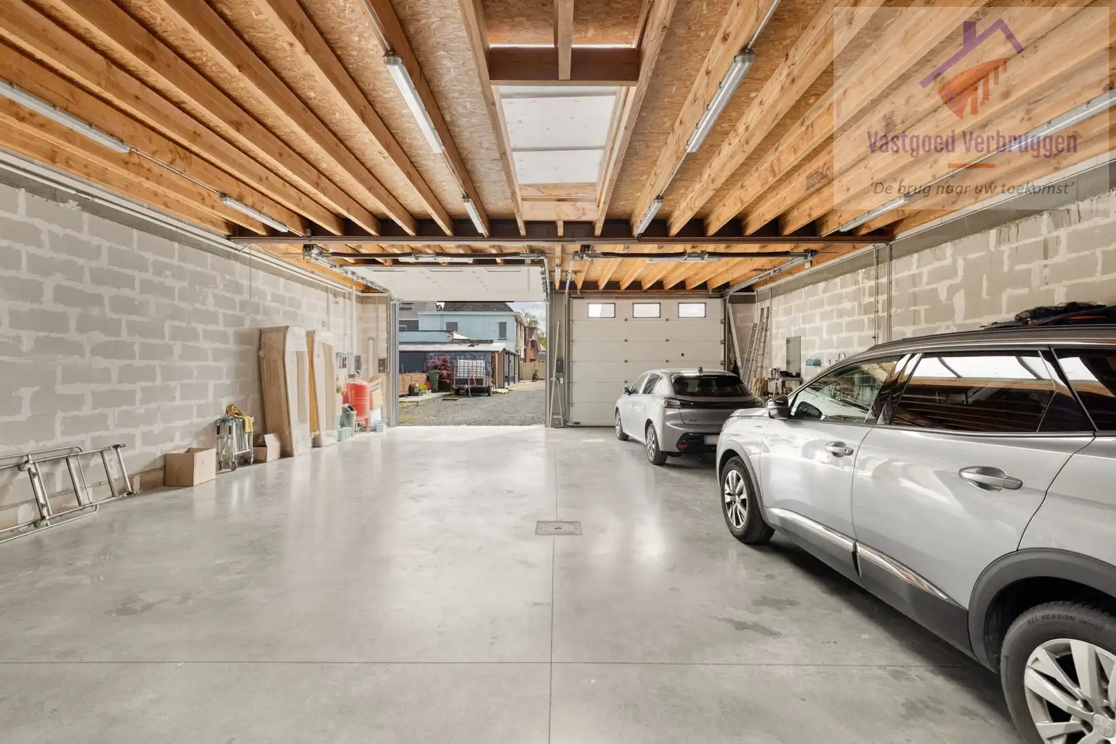 Ruime woning met dubbele loods foto 21