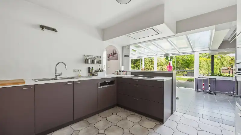 Villa van 265m² op 15 are met kantoor-praktijkruimte van 25m² en 3 slaapkamers foto 15